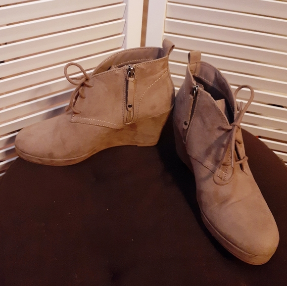 DV wedge heal ankle bootie - Picture 4 of 4